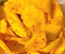 Xoài sấy dẻo muối ớt ăn chung với muối ớt có ngon không